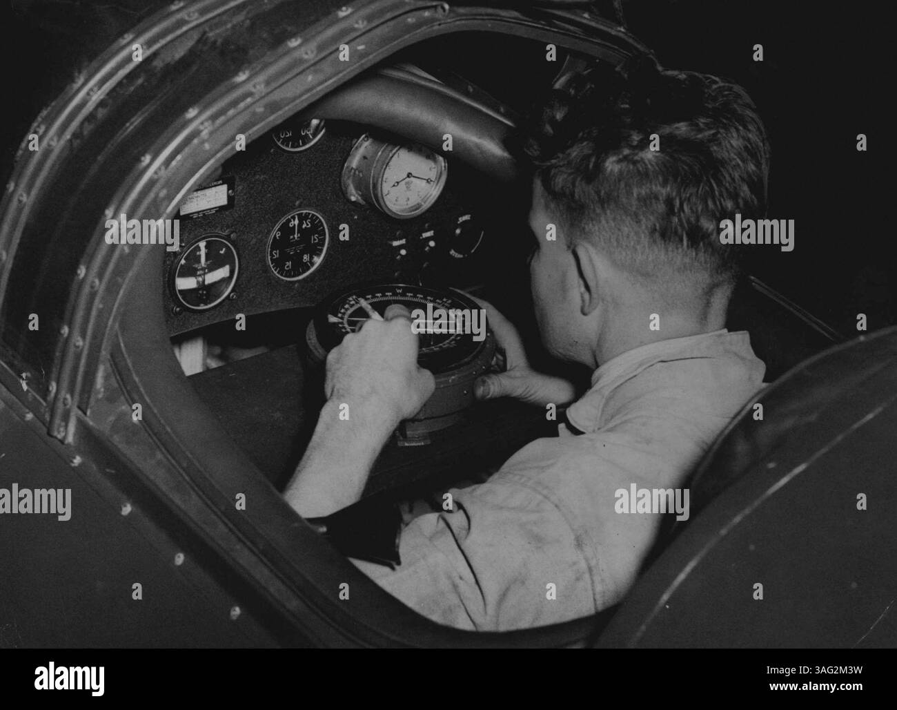 Da testare oggi -- la bussola, che deve essere testata oggi, viene montata nella cabina di pilotaggio dell'aereo di Sir Charles Kingsford-Smith a Mascot. 17 ottobre 1934. Foto Stock