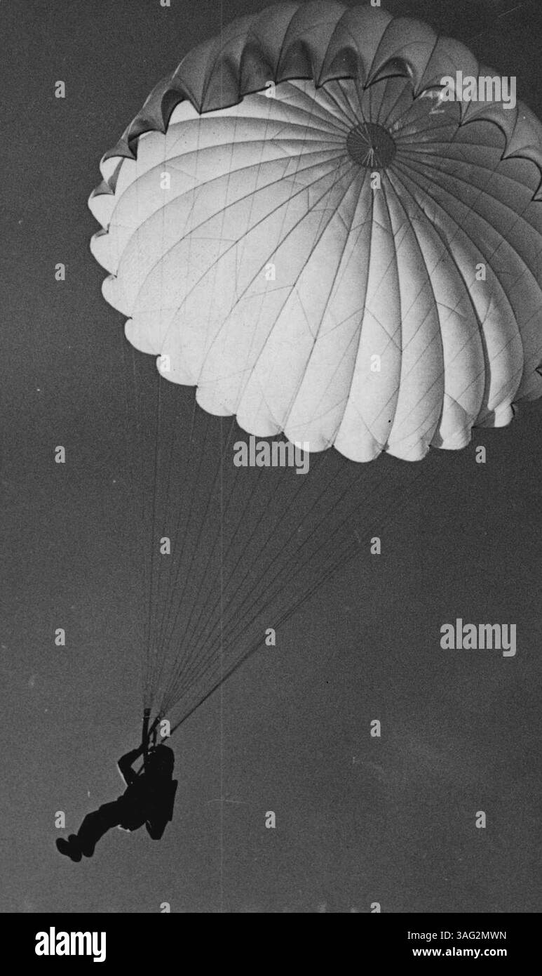 Paracadutisti britannici ***** - Un paracadutista britannico che sta per atterrare per prendere parte ad un finto attacco durante una dimostrazione da parte di questo nuovo ramo delle forze armate britanniche. 1° maggio 1944. (Foto di Central Press Photos Ltd.). Foto Stock
