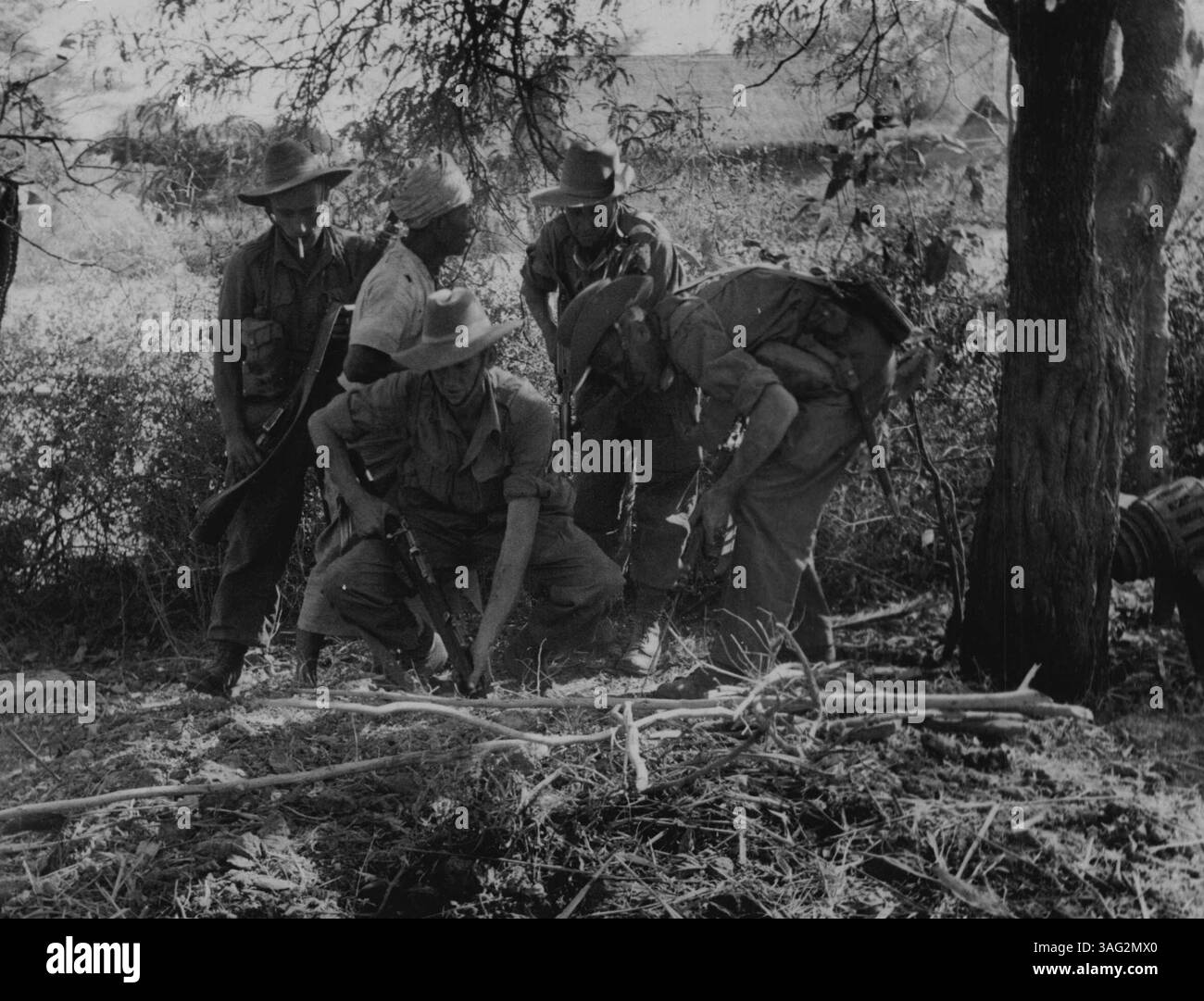 Questi uomini del quattordicesimo esercito, ricordando il loro ritiro dalla Birmania e la loro posizione ai confini dell'India lo scorso anno, hanno fatto della loro fulminea sorpresa avanzare a Meiktila, sia una celebrazione che una dedizione. Ogni piede di terreno che un tempo avevano ceduto così ostinatamente che ora hanno ripreso con una velocità implacabile che ha lasciato il Jap scosso e demoralizzato, è stato un degno prologo alla caduta di Mandalay. Truppe britanniche a Meiktila. Mentre i carri armati avanzano, la fanteria si sfoglia, cerca il sottobosco, le fogne e le capanne del villaggio sul perimetro... Pochi giapponesi rimangono dopo il barrag preliminare Foto Stock