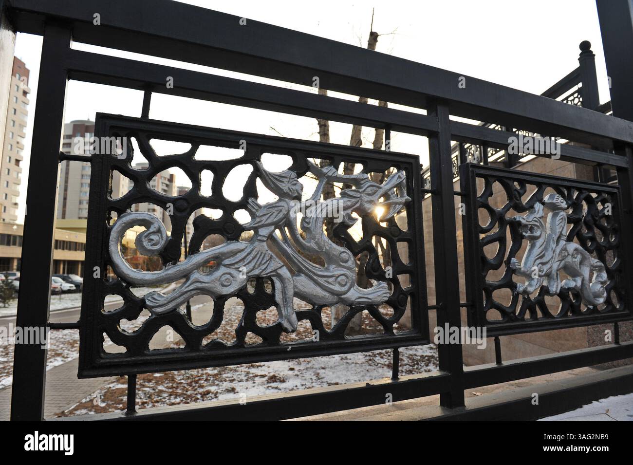 Design decorativo in metallo di parti della recinzione stradale. Foto Stock