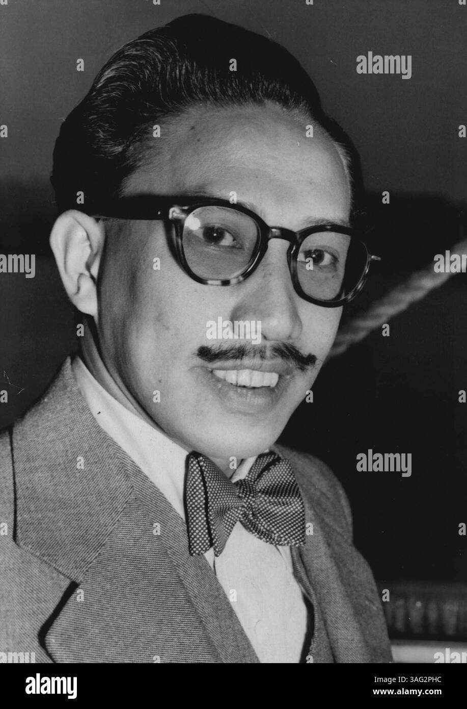 Petrolio sultano qui, il sultano Omar Ali Saifuddin, sovrano del piccolo e antico stato del Brunei, nel Borneo, visto all'arrivo qui a bordo del "Willem Ruys" per una visita di due mesi in Gran Bretagna. Il Sultano - nel suo stato si trova il più grande giacimento petrolifero del Commonwealth britannico - sta facendo la sua prima visita in questo paese. Ha 36 anni e studierà lo stile di vita britannico qui. 20 maggio 1952. Foto Stock Petrolio sultano qui, il sultano Omar Ali Saifuddin, sovrano del piccolo e antico stato del Brunei, nel Borneo, visto all'arrivo qui a bordo del "Willem Ruys" per una visita di due mesi in Gran Bretagna. Il Sultano - nel suo stato si trova il più grande giacimento petrolifero del Commonwealth britannico - sta facendo la sua prima visita in questo paese. Ha 36 anni e studierà lo stile di vita britannico qui. 20 maggio 1952. Foto Stock