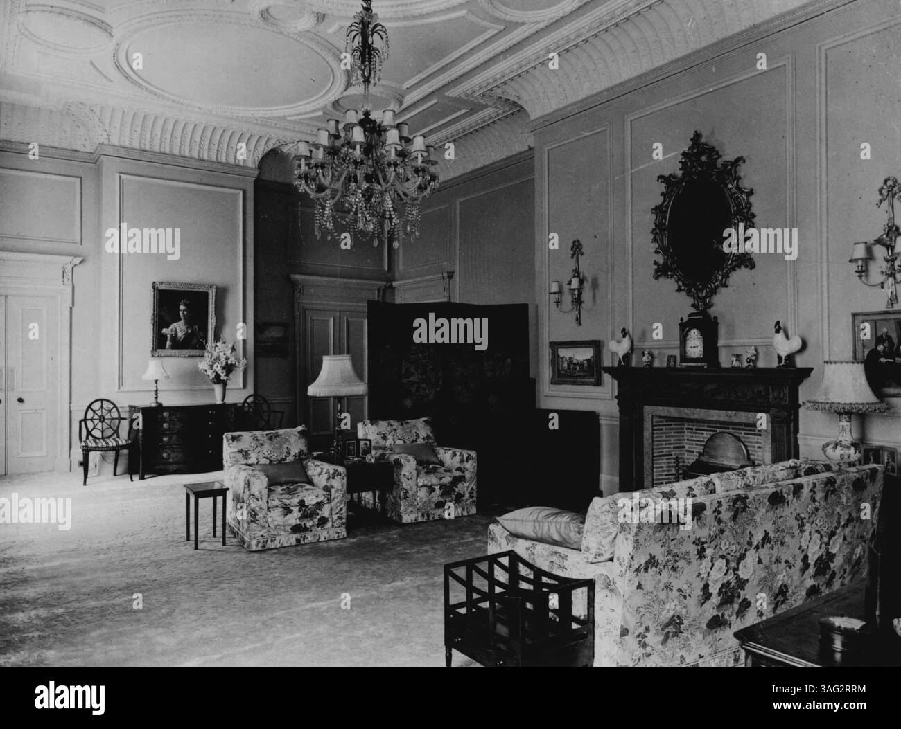 Clarence House -- la Principessa Elisabetta di sua altezza reale ***** salotto. E' al primo piano ed e' arredato interamente con regali di nozze. Il soffitto è uno di quelli progettati da Nash per il Duca di Clarence nel 1885. Il camino scolpito del diciottesimo secolo proviene da Kensington Palace. Le pareti sono dipinte di blu acquamarina. I chintzes ***** Con un design di rosa e whipe Hollybook sono ***** il colore delle pareti e i cuscini di ***** Laccato rosso le tende delle finestre di Damas fantasia si abbinano alle pareti. La modalità ***** Il tappeto Chineses e' di lana autocolorata e intrecciata Foto Stock