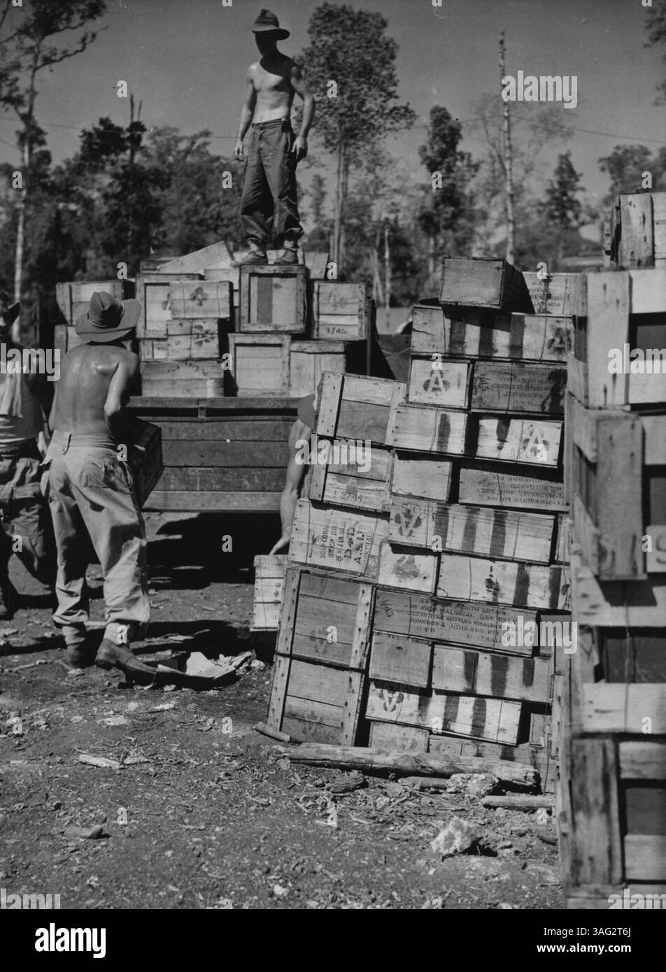 Enormi provviste di cibo da portare con le forze d'invasione che sbarcarono nel Borneo settentrionale britannico. Qui in un deposito di rifornimenti dell'esercito australiano nelle Indie Orientali olandesi le scorte di cibo sono preparate per il caricamento sul mezzo da invasione. 2 luglio 1943. (Foto di Australian Official Photo). Foto Stock