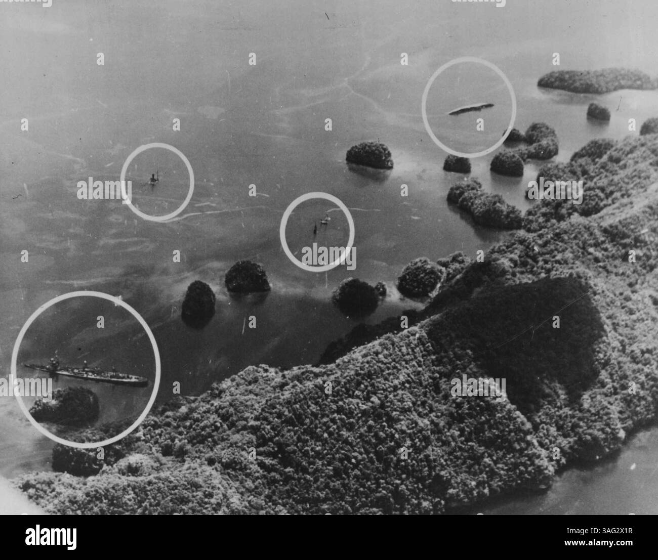 Le navi giapponesi sul fondo - Malak Harbour e Koro nelle isole Palau videro l'ira degli aerei da guerra della flotta del Pacifico prima degli sbarchi sull'isola di Peleliu. Il cacciatorpediniere giapponese e altri tre chip mostrati qui sono una prova muta dell'efficacia della Carrier Borne warcraft e anche del potere calante del Giappone nel pacifico occidentale. 23 ottobre 1944. (Foto di Official U.S. Navy Photo). Foto Stock