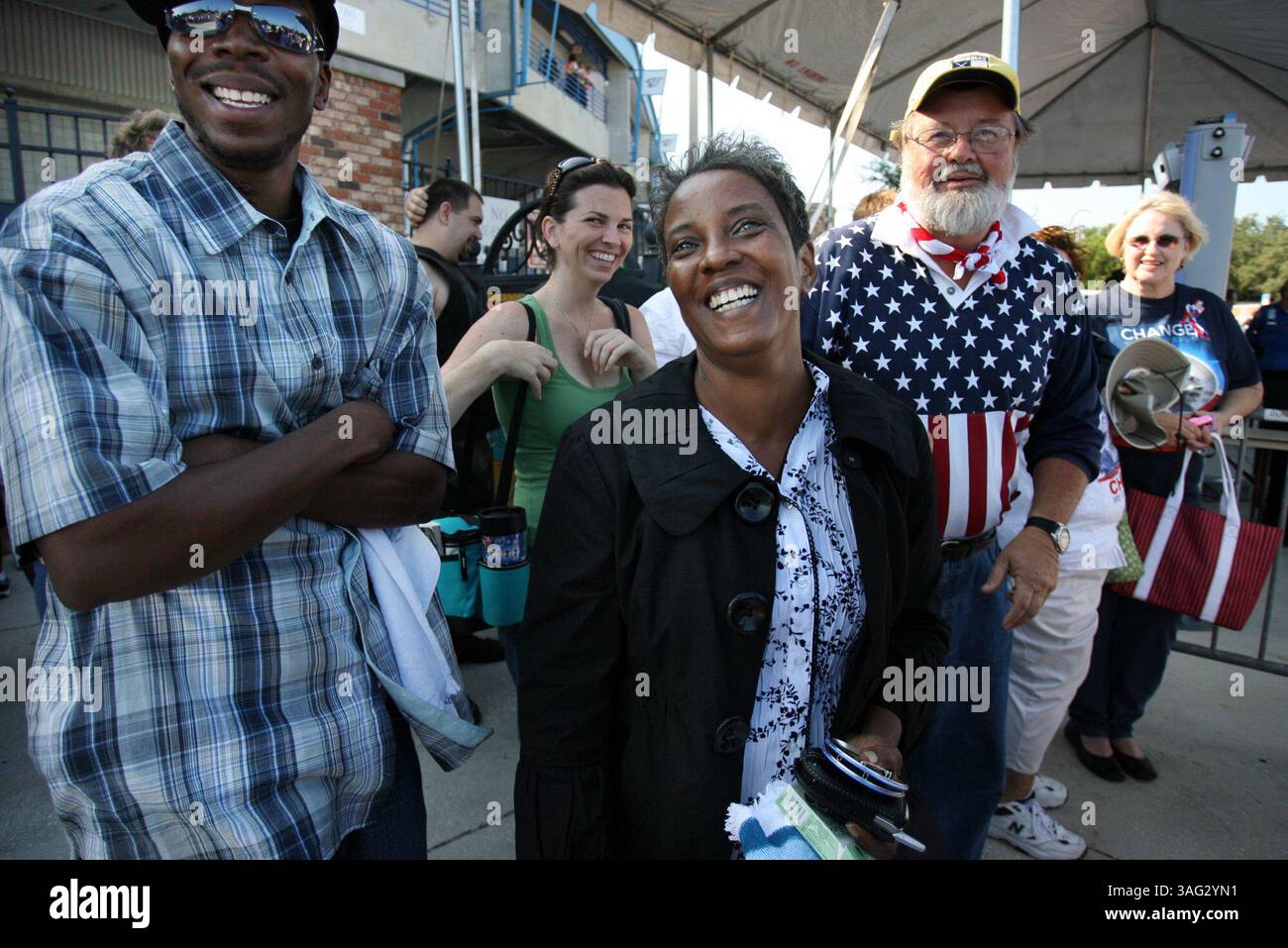 DOUGLAS R. CLIFFORD | Times (9/23/2008 DUNEDIN) Shirley McMinns (CQ), 56, centro, e suo figlio Daniel Leonard (Credit Image: St Petersburg Times/ZUMAPRESS.com) Foto Stock