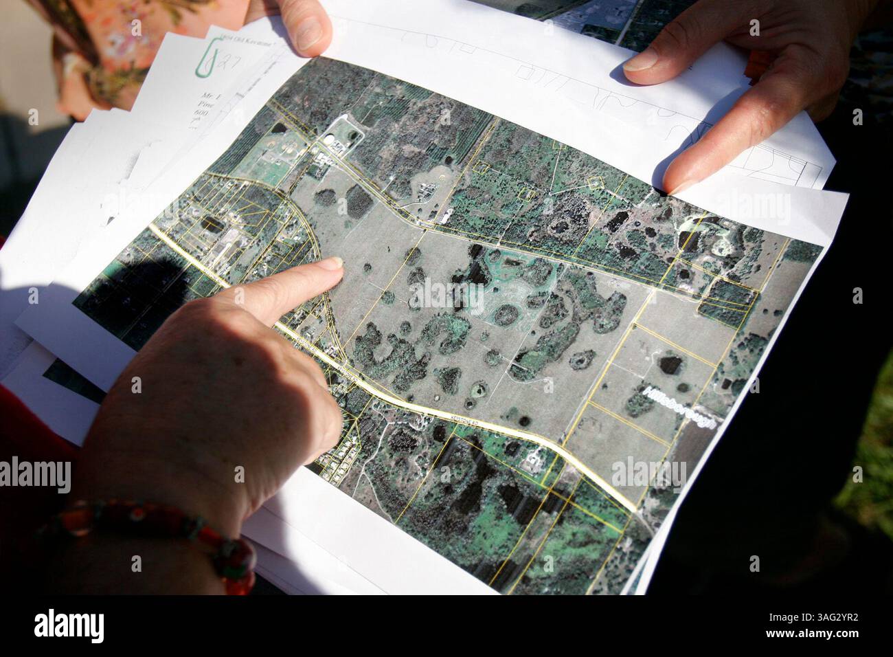 NP 295103 CLIF WELLFIELD 4.DOUGLAS R. CLIFFORD | Times.(9/25/2008 EAST LAKE) vicini Iris Harbert (in basso), sinistra, Shirley Muller (in alto) e sue DiLenge (immagine di credito: St Petersburg Times/ZUMAPRESS.com) Foto Stock