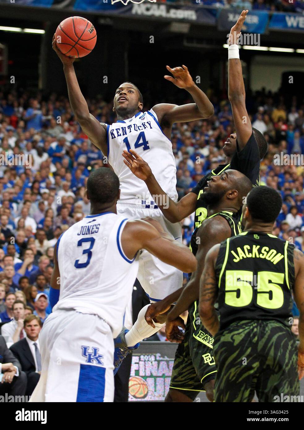 25 marzo 2012 - Atlanta, GA, USA - l'attaccante dei Kentucky Wildcats Michael Kidd-Gilchrist (14) mette in palio due dei suoi 19 punti contro i Baylor Bears Baylor durante il torneo di basket maschile NCAA al Georgia Dome di Atlanta, Georgia, domenica 25 marzo 2012. Kentucky ha vinto, 82-70. (Immagine di credito: © Mark Cornelison/Lexington Herald-leader/MCT/ZUMAPRESS.com) Foto Stock