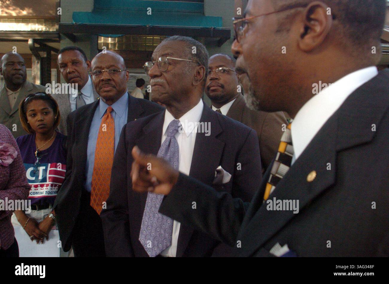 Rapporti sugli eventi di votazione anticipata nella contea di Duval (Jacksonville), Florida. -- Photo1 - dopo un'ora e mezza di riunione mercoledì (20/10/2004) con il supervisore delle elezioni della contea di Duval, Bill Scheu, (cq), presso l'ufficio elettorale principale della contea nel centro di Jacksonville. Una coalizione di ministri neri locali tra cui il Rev. R.L. Gundy, (cq), Right, presidente ad interim della Southern Christian Leadership Conference, Rev. Fred Shuttlesworth, (cq), Center, e il Rev. Willie Bolden, (cq - Orange Neck-tie), esprimono la loro delusione l'uno all'altro, dopo aver appreso da Scheu, che i quattro nuovi nomi di voto precoce Foto Stock