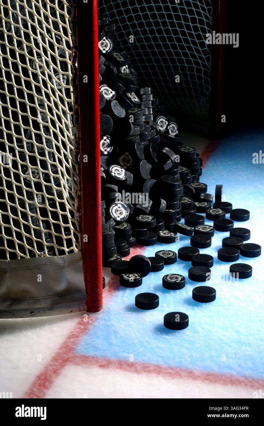 1- foto di copertina della sezione speciale dei playoff dei Tampa Bay Lightning. NOTA: Questa fotografia è stata creata utilizzando 500 dischi accuratamente impilati, riposti e impilati nuovamente. Sono stati collocati su una sedia con un panno nero che la copriva. - grazie, dirk! (Immagine di credito: St Petersburg Times/ZUMAPRESS.com) Foto Stock