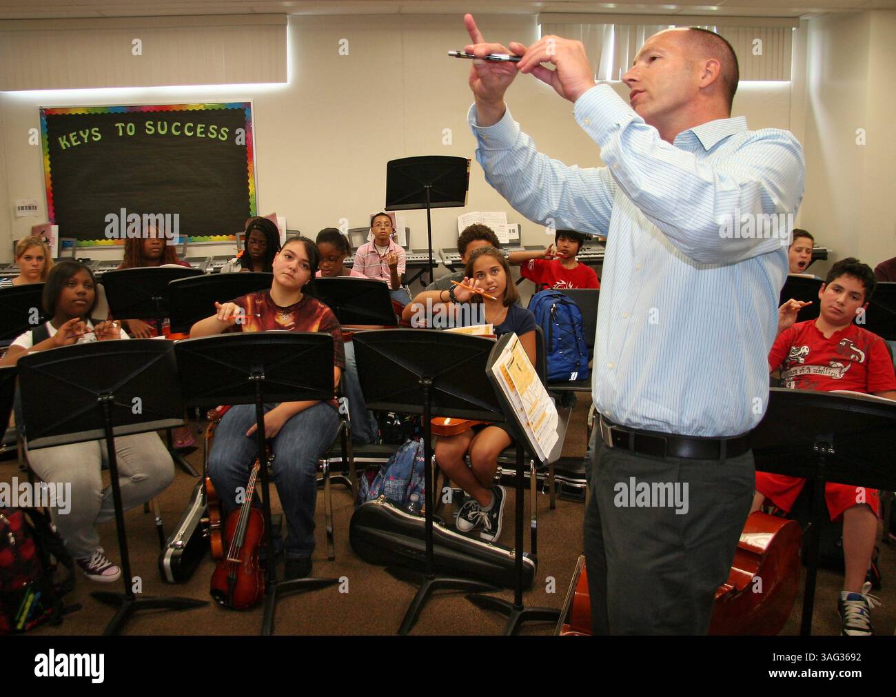 PT 312024 REPO Strings 1.by - Michele Miller. Direttore dell'orchestra, Dean Donataccio usa una penna (immagine di credito: St Petersburg Times/ZUMAPRESS.com) Foto Stock