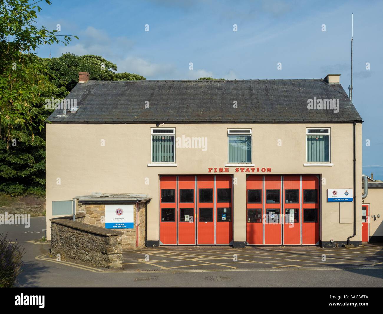 Stazione dei vigili del fuoco di Layburn in una giornata estiva di sole nelle valli dello Yorkshire. REGNO UNITO. Foto Stock