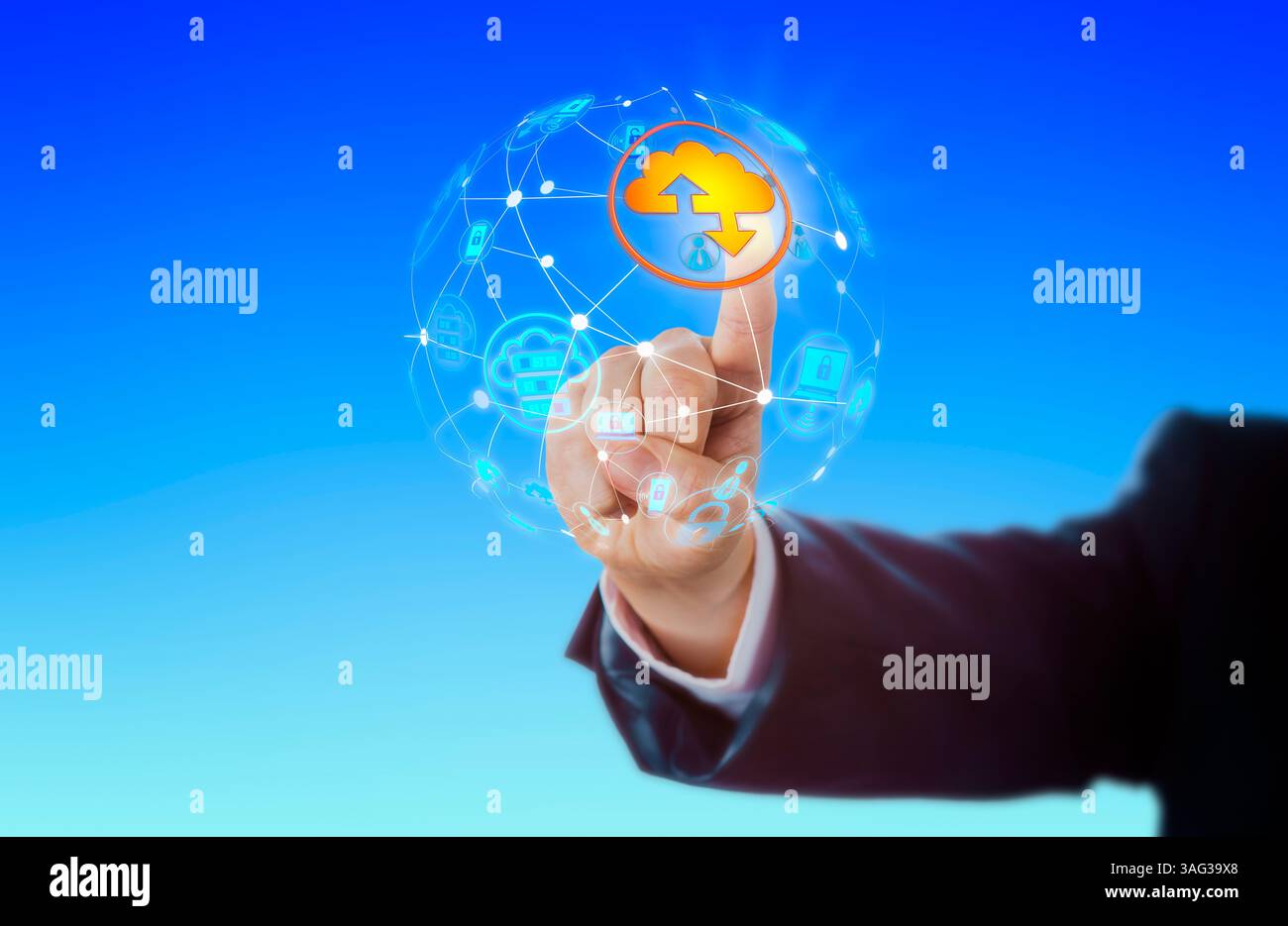 La mano dell'uomo d'affari sta attivando un'icona del cloud computing in una rete di computer virtuali a forma di globo. Concetto IT per networking, Internet, cloud stora Foto Stock