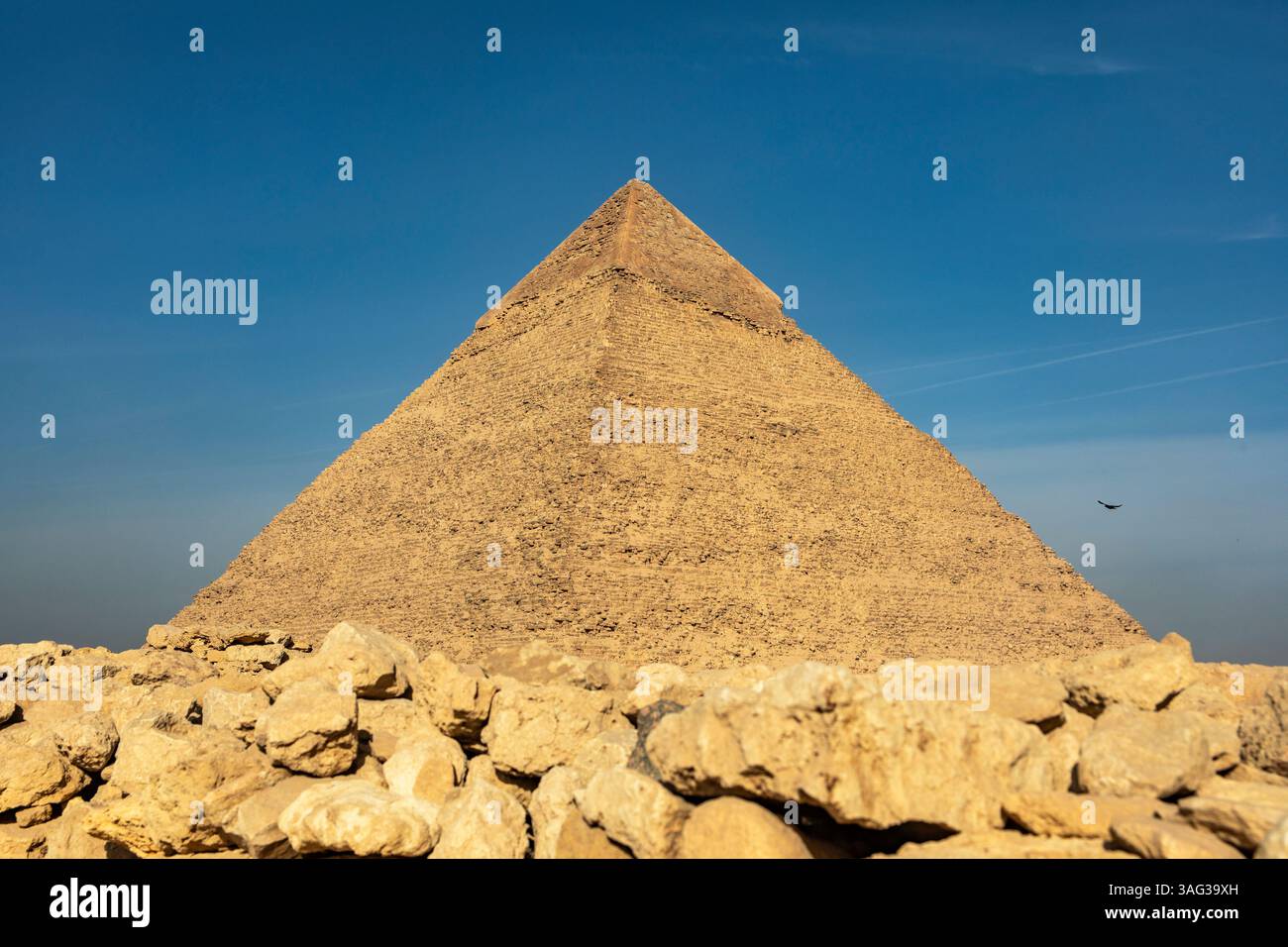 Cairo, Egitto; 20 gennaio 2024: Ammira il palcoscenico del mondo antico, la piramide di Keops sull'altopiano di Giza, la meraviglia iconica dell'Egitto. Scopri la sua storia importanc Foto Stock