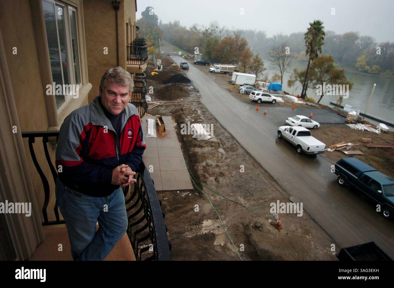 Bob Leach si trova sul balcone di una delle camere del le Rivage Hotel, di prossima apertura, e adiacente al ristorante Scott's Seafood, giovedì 6 dicembre 2007, presso l'ex sito del ristorante Captain's Table. Leach ha progettato questo hotel di lusso a 4 stelle negli ultimi 12 anni. L'hotel offre una splendida vista del fiume Sacramento. Sacramento Bee/Lezlie Sterling (immagine di credito: Sacramento Bee/ZUMAPRESS.com) Foto Stock