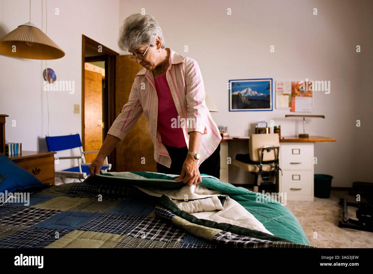RED BLUFF, 11 SETTEMBRE :. Nikki Pittman mostra dove ha trovato il nascondiglio di droghe illegali nel letto di suo figlio, Thomas, a casa sua l'11 settembre 2008, a Red Bluff, California. . Nikki Pittman è la madre di un perdente di 15 anni, Thomas Pittman, che la rende infelice ogni volta che esce di prigione (Credit Image: Sacramento Bee/ZUMAPRESS.com) Foto Stock