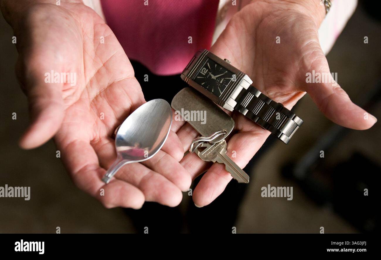 RED BLUFF, 11 SETTEMBRE :. Nikki Pittman detiene l'appartenenza personale di suo figlio, Thomas, che aveva raccolto l'ultima volta che è stato rilasciato di prigione l'11 settembre 2008, a Red Bluff, California. Conteneva un orologio, una chiave e un cucchiaio per riscaldare i farmaci. Nikki Pittman è la madre di un perdente di 15 anni, Thomas Pittman, che la rende infelice ogni volta che esce di prigione (Credit Image: Sacramento Bee/ZUMAPRESS.com) Foto Stock