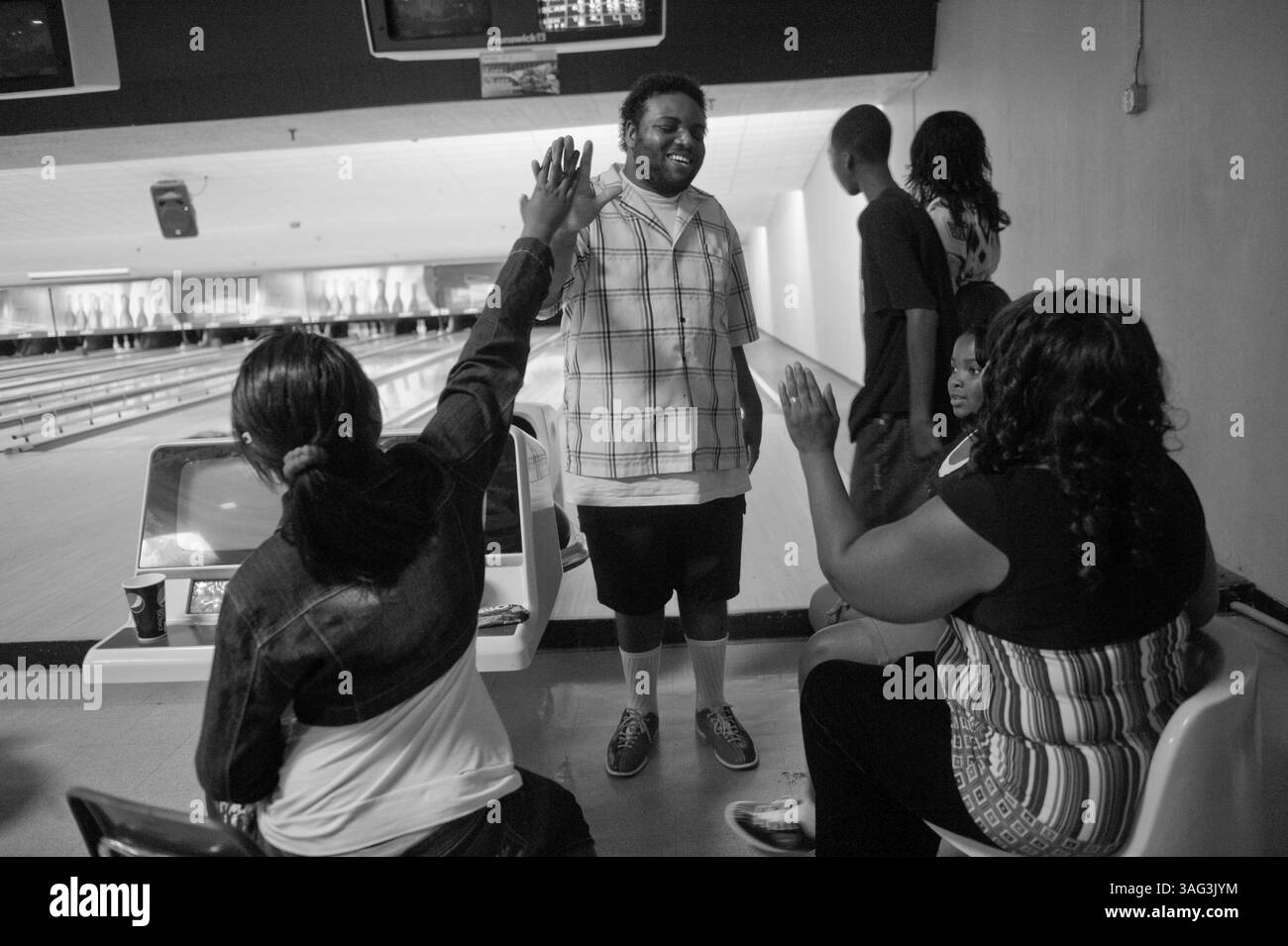 Marlon Barton, 26 anni, ama giocare a bowling all'AMF Bowling di Sacramento con la sua famiglia e la famiglia di sua sorella Mary. La sua routine è quella di lanciare la palla, ma non guarda mai indietro per vedere come si comportava. Viene quindi accolto dall'intero clan che lo ricompensa per il suo sforzo con lo schiaffo alto cinque. Da sinistra a destra sullo sfondo sono Shanice Thompson, 9 anni, sua madre Pearlie Barton, 58 anni, nipote Mariah Thompson, 11 anni, nipote, Lejae, 13 anni, e sua sorella Mary Knight. Foto scattate sabato 20 giugno 2009 (immagine di credito: Sacramento Bee/ZUMAPRESS.com) Foto Stock Marlon Barton, 26 anni, ama giocare a bowling all'AMF Bowling di Sacramento con la sua famiglia e la famiglia di sua sorella Mary. La sua routine è quella di lanciare la palla, ma non guarda mai indietro per vedere come si comportava. Viene quindi accolto dall'intero clan che lo ricompensa per il suo sforzo con lo schiaffo alto cinque. Da sinistra a destra sullo sfondo sono Shanice Thompson, 9 anni, sua madre Pearlie Barton, 58 anni, nipote Mariah Thompson, 11 anni, nipote, Lejae, 13 anni, e sua sorella Mary Knight. Foto scattate sabato 20 giugno 2009 (immagine di credito: Sacramento Bee/ZUMAPRESS.com) Foto Stock