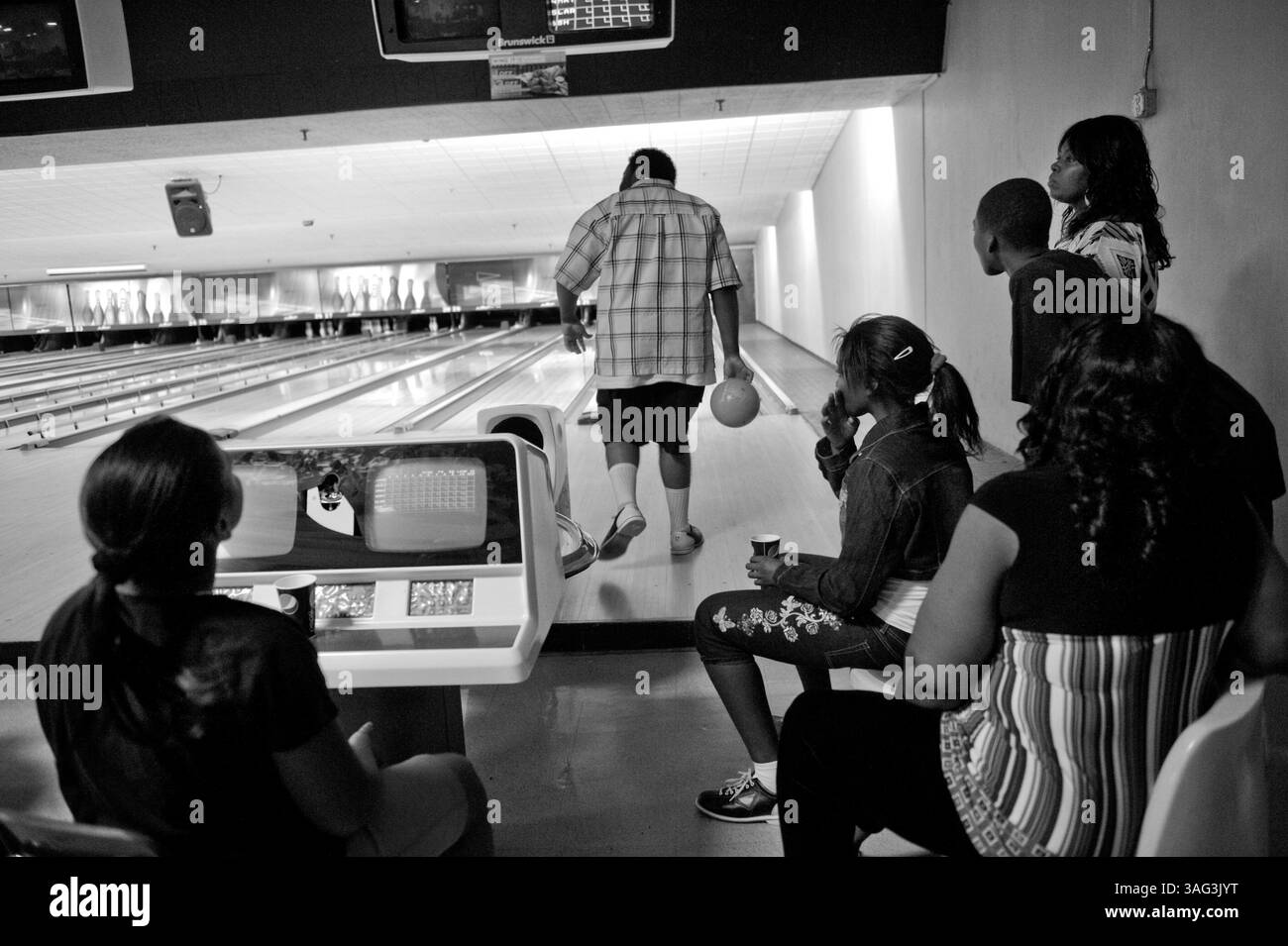 Marlon Barton, 26 anni, ama giocare a bowling all'AMF Bowling di Sacramento con la sua famiglia e la famiglia di sua sorella Mary. La sua routine è quella di lanciare la palla, ma non guarda mai indietro per vedere come si comportava. Viene quindi accolto dall'intero clan che lo ricompensa per il suo sforzo con lo schiaffo alto cinque. Da sinistra a destra sullo sfondo sono Shanice Thompson, 9 anni, sua madre Pearlie Barton, 58 anni, nipote Mariah Thompson, 11 anni, nipote, Lejae, 13 anni, e sua sorella Mary Knight. Foto scattate sabato 20 giugno 2009 (immagine di credito: Sacramento Bee/ZUMAPRESS.com) Foto Stock Marlon Barton, 26 anni, ama giocare a bowling all'AMF Bowling di Sacramento con la sua famiglia e la famiglia di sua sorella Mary. La sua routine è quella di lanciare la palla, ma non guarda mai indietro per vedere come si comportava. Viene quindi accolto dall'intero clan che lo ricompensa per il suo sforzo con lo schiaffo alto cinque. Da sinistra a destra sullo sfondo sono Shanice Thompson, 9 anni, sua madre Pearlie Barton, 58 anni, nipote Mariah Thompson, 11 anni, nipote, Lejae, 13 anni, e sua sorella Mary Knight. Foto scattate sabato 20 giugno 2009 (immagine di credito: Sacramento Bee/ZUMAPRESS.com) Foto Stock