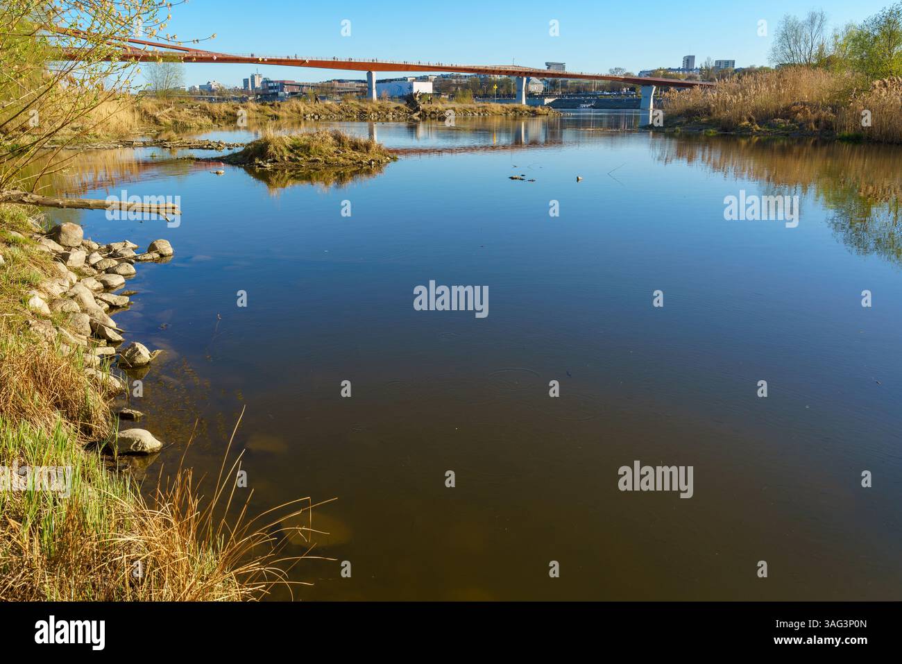 Warszawa, fiume Vistola vicino a Port Praski con un nuovo ponte pedonale e ciclabile che collega le rive della Vistola. Soleggiata e rilassante serata primaverile. Foto Stock