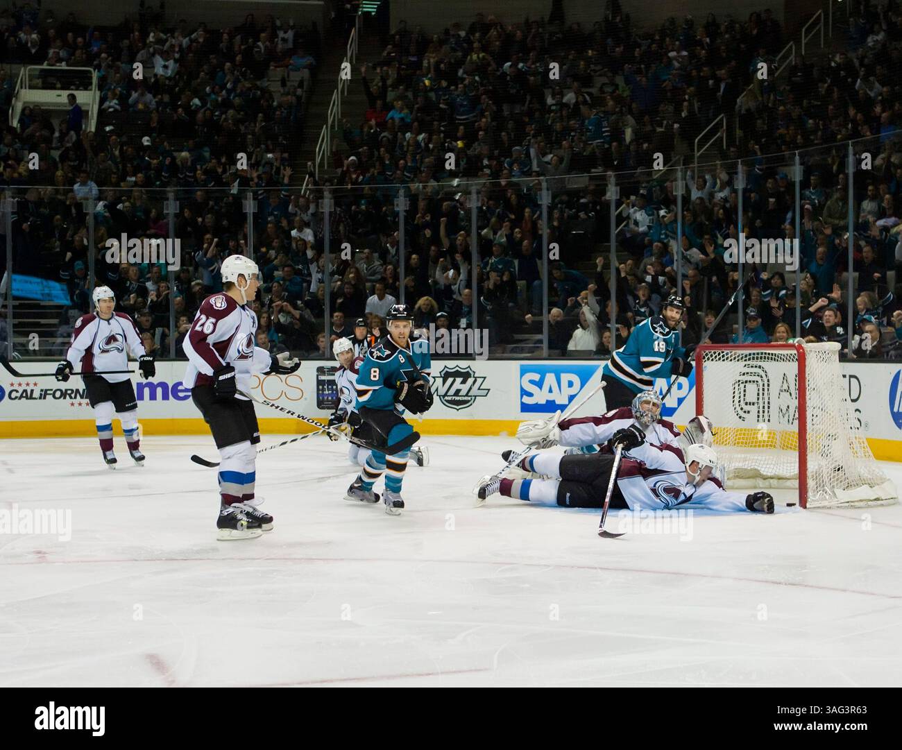 22 marzo 2012: L'attaccante degli squali Joe Pavelski segna un gol durante la partita di hockey NHL tra i Colorado Avalanche e i San Jose Sharks all'HP Pavilion di San Jose, CA. Gli Sharks guidano gli Avalanche 3-1 alla fine del secondo periodo. Â© Damon Tarver/Cal Sport Media(immagine di credito: © Damon Tarver/Cal Sport Media/ZUMAPRESS.com) Foto Stock