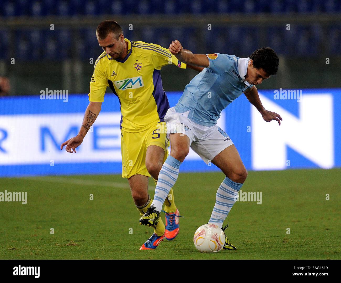 26 settembre 2012 - Roma, Italia - HERNANES contrapposte da ZELJKO FILIPOVIC. SS Lazio vs NK Maribor gara del campionato di calcio Europa League disputata all'Olimpico di Roma. (Immagine di credito: © Gilberto Carbonari/ZUMAPRESS.com) Foto Stock