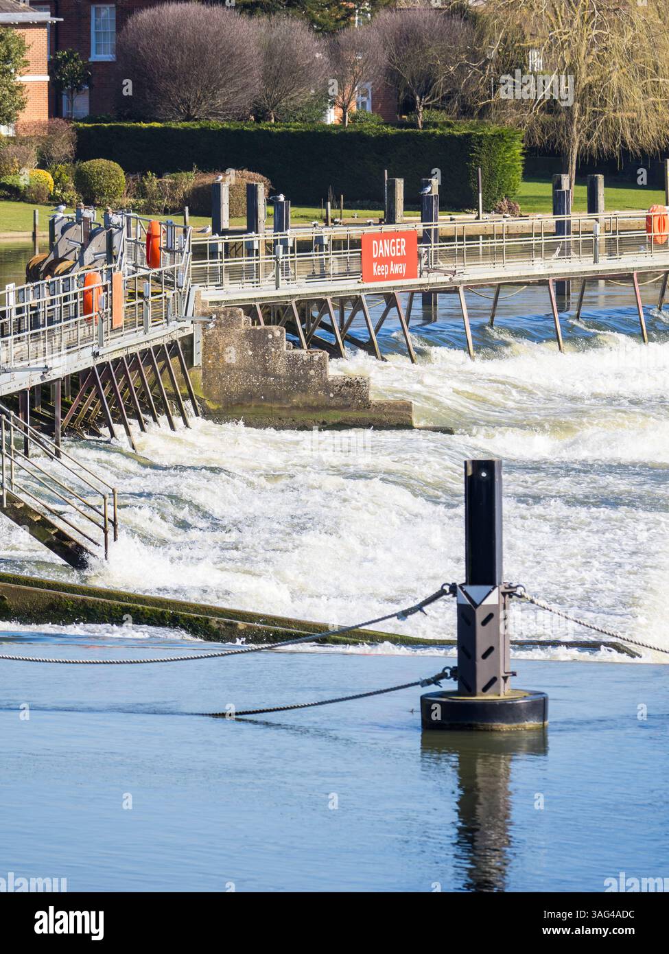 Acqua di fiume a Weir, Tamigi, Marlow, Buckinghamshire, Inghilterra, REGNO UNITO, REGNO UNITO. Foto Stock