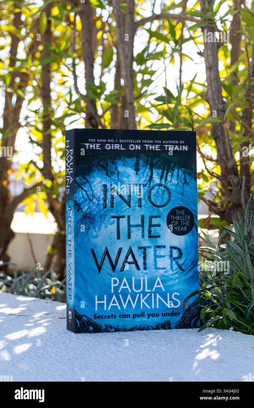 Primo piano del romanzo Into the Water di Paula Hawkins in giardino. Foto Stock