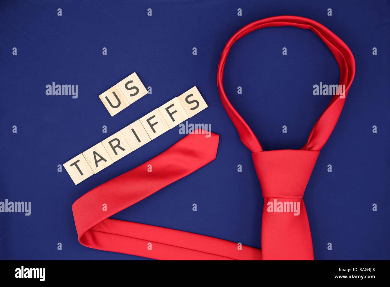 Le parole "tariffe USA”. Sfondo dei colori della bandiera americana. L'attenzione e' sulla cravatta rossa. Politica commerciale americana. Profondità di campo ridotta. Foto Stock