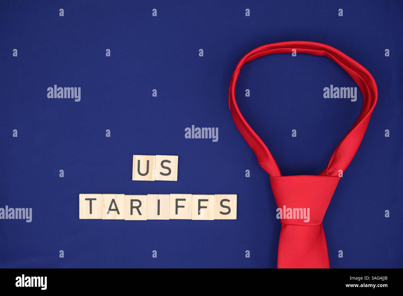 Le parole "tariffe USA”. Sfondo dei colori della bandiera americana. L'attenzione e' sulla cravatta rossa. Politica commerciale americana. Profondità di campo ridotta. Foto Stock