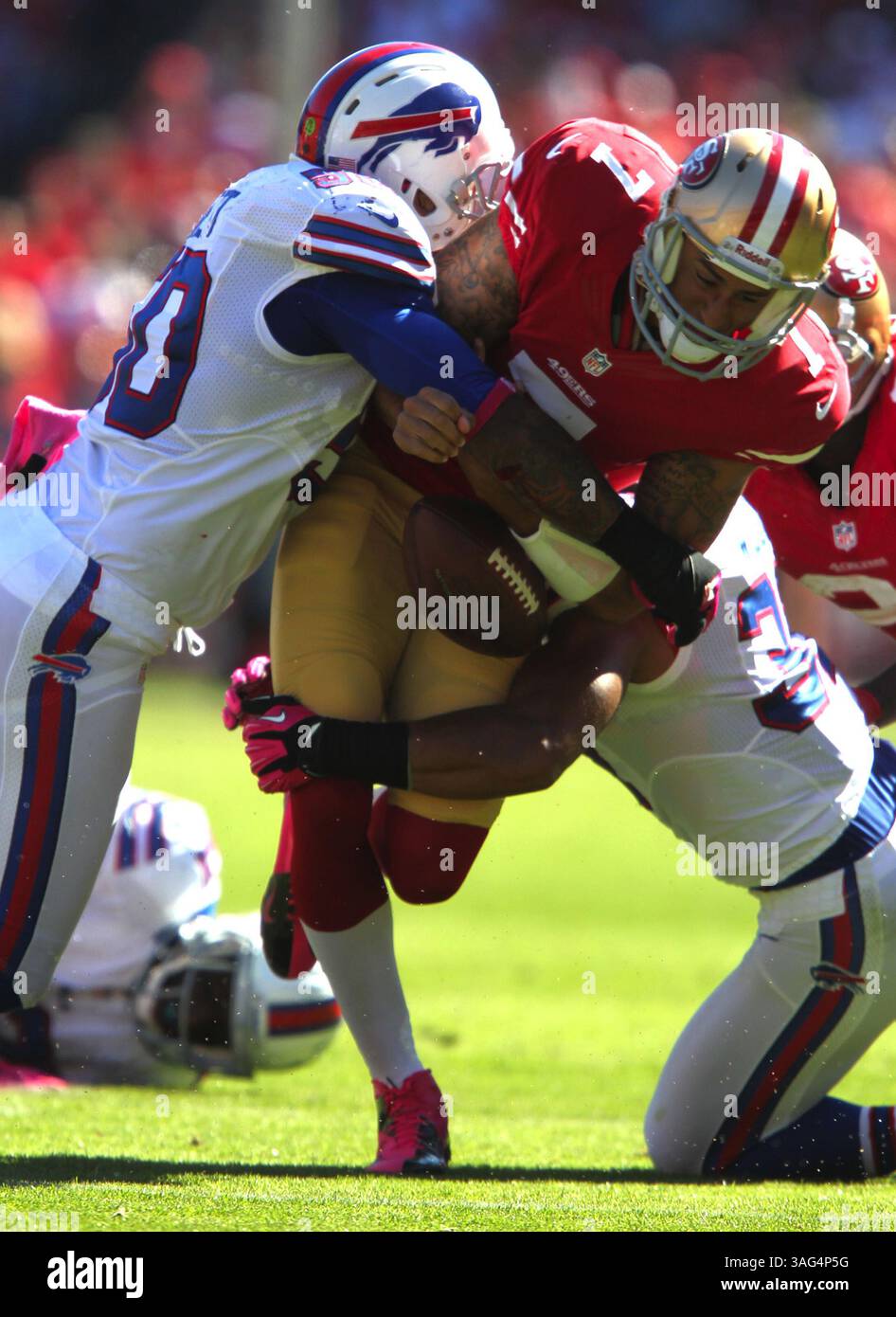 7 ottobre 2012 - San Francisco, CA, USA - San Francisco 49ers il quarterback Colin Kaepernick (7) fumò il pallone contro il linebacker dei Buffalo Bills Nick Barnett (50) e la safety George Wilson (37) nel secondo quarto al Candlestick Park di San Francisco, California, domenica 7 ottobre 2012. (Immagine di credito: © Anda Chu/MCT/ZUMAPRESS.com) Foto Stock