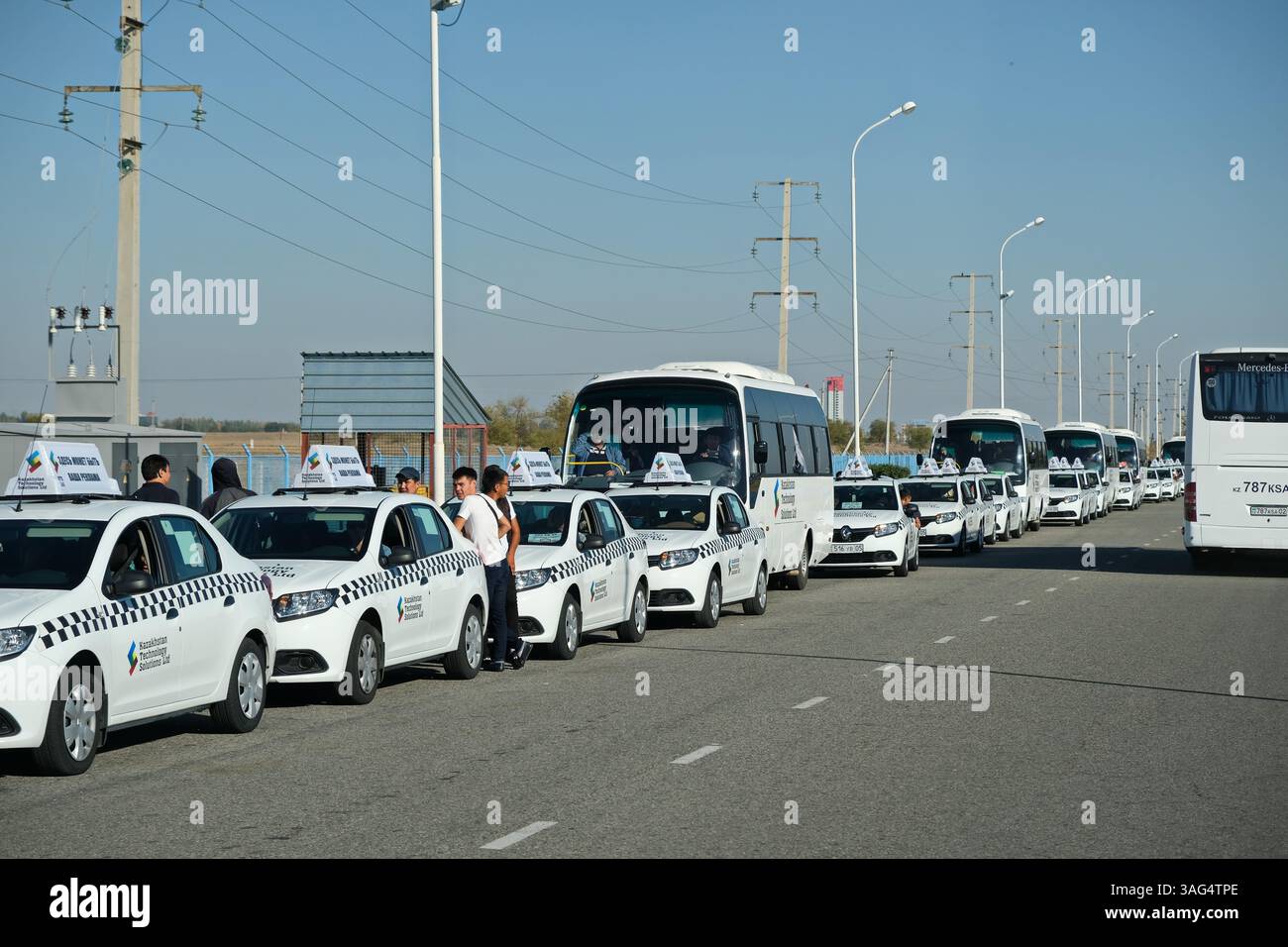 La zona di frontiera e di controllo doganale. Il confine tra Kazakistan e Cina. Zona economica speciale di Khorgos. Foto Stock