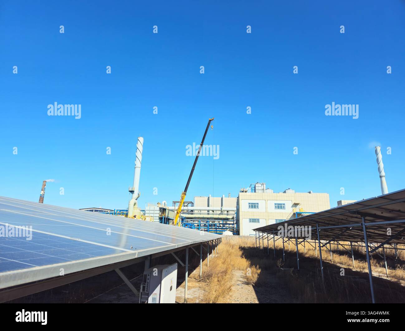Solar Carport and Chemical Plant in background – Sustainable Energy Integration with Industrial Infrastructure, Cina Foto Stock