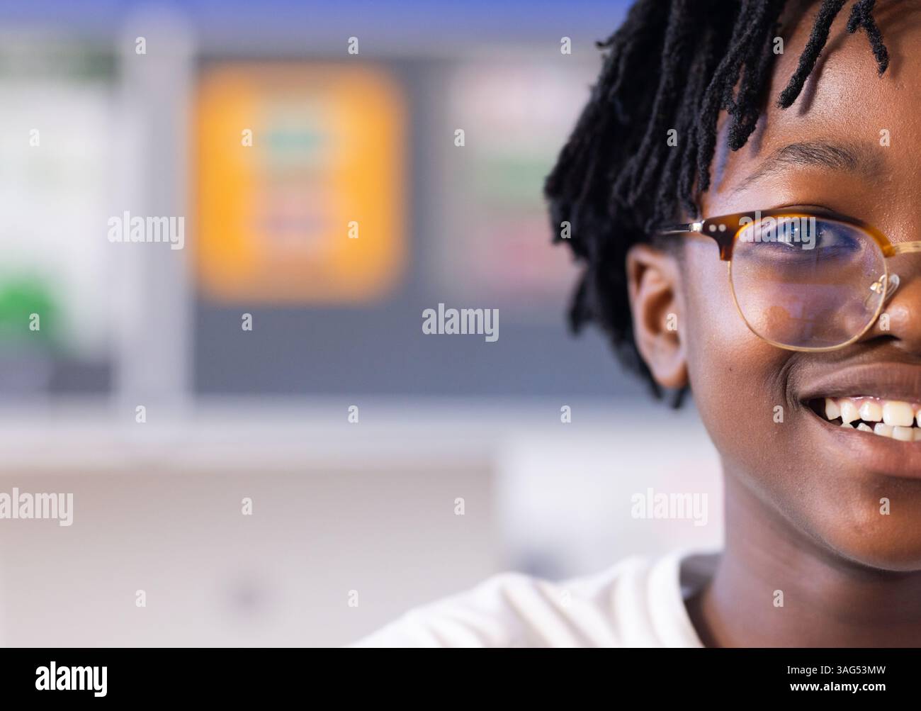 Studente sorridente che indossa occhiali in classe, concentrandosi sull'apprendimento, copiare spazio Foto Stock