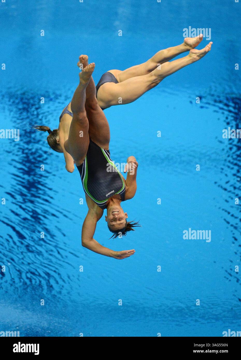 29 luglio 2012 - Londra, GBR - i subacquei italiani Tania Cagnotto e Francesca Dallape eseguono un somersault avanti due e mezzo con un solo colpo di scena durante la gara femminile di Springboard da 3 metri sincronizzata presso l'Aquatics Centre di Olympic Park durante i Giochi Olimpici estivi del 2012 a Londra, Inghilterra, domenica 29 luglio 2012. (Immagine di credito: © Chuck Myers/MCT/MCT/ZUMAPRESS.com) Foto Stock