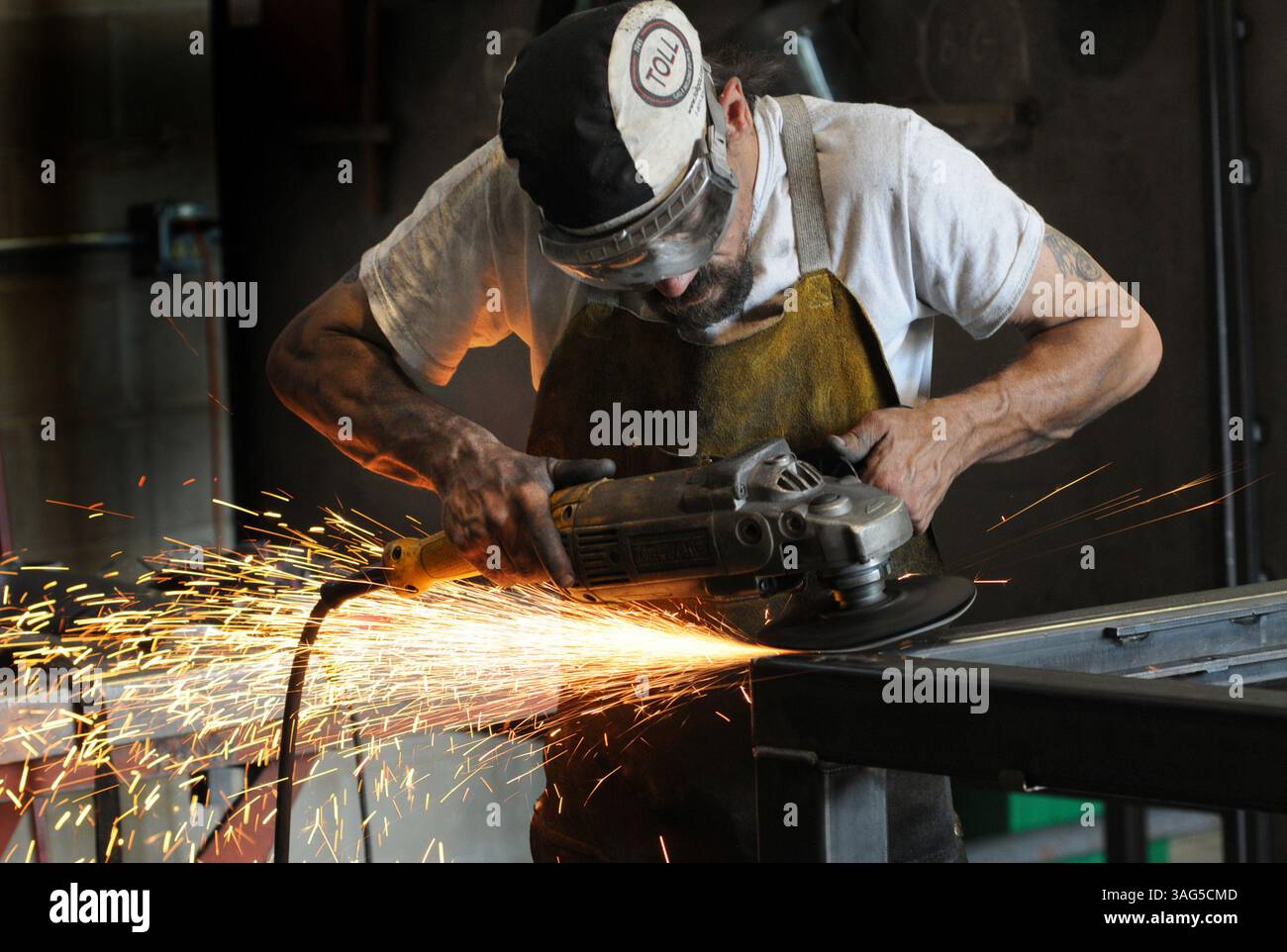 31 luglio 2012 - Blaine, MN, Stati Uniti - Mark Dauer utilizza una smerigliatrice durante la saldatura di un progetto al Code Welding di Blaine, Minnesota, il 31 luglio 2012. I produttori e le università locali in tutto lo stato affermano che i saldatori sono molto richiesti, ma la retribuzione non riflette questo dato con la retribuzione media oraria che aumenta solo $ 1 negli ultimi sette anni. (Immagine di credito: © Richard Sennott/Minneapolis Star Tribune/MCT/ZUMAPRESS.com) Foto Stock