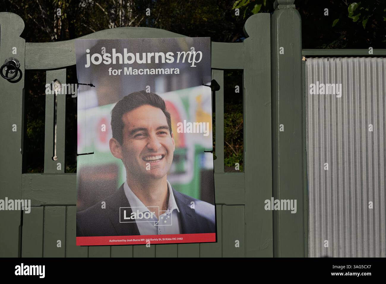 Segno illuminato dal sole per Josh Burns, un politico del Partito Laburista Australiano in cerca di rielezione alle prossime elezioni federali, attaccato ad un cancello di legno Foto Stock