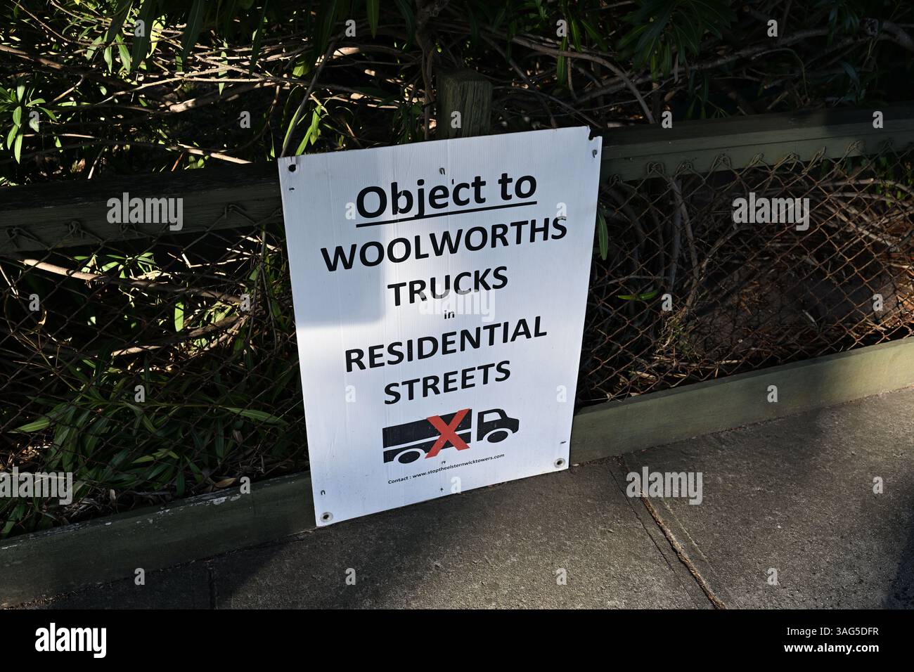 Segnale anti-sviluppo della campagna, obiettando alla costruzione di un supermercato Woolworths e di una torre residenziale nella zona, attaccata ad una bassa recinzione Foto Stock