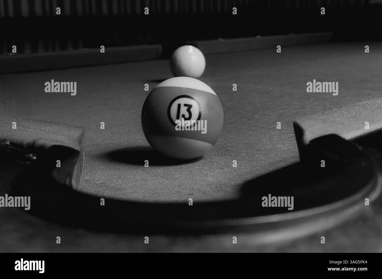 Colpo fortunato a 13. Gioco in piscina monocromatico. Bianco e nero. Foto Stock