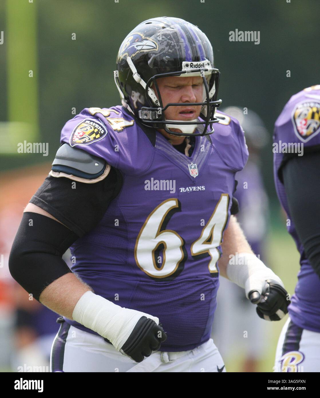 Baltimore Ravens G Tony Wragge (64) partecipa al training camp dei Baltimore Ravens presso l'Under Armour Performance Center il 1° agosto 2012 a Owings Mills, MD. Foto: Mike Buscher/Cal Sport Media (Credit Image: © Mike Buscher/Cal Sport Media/ZUMAPRESS.com) Foto Stock