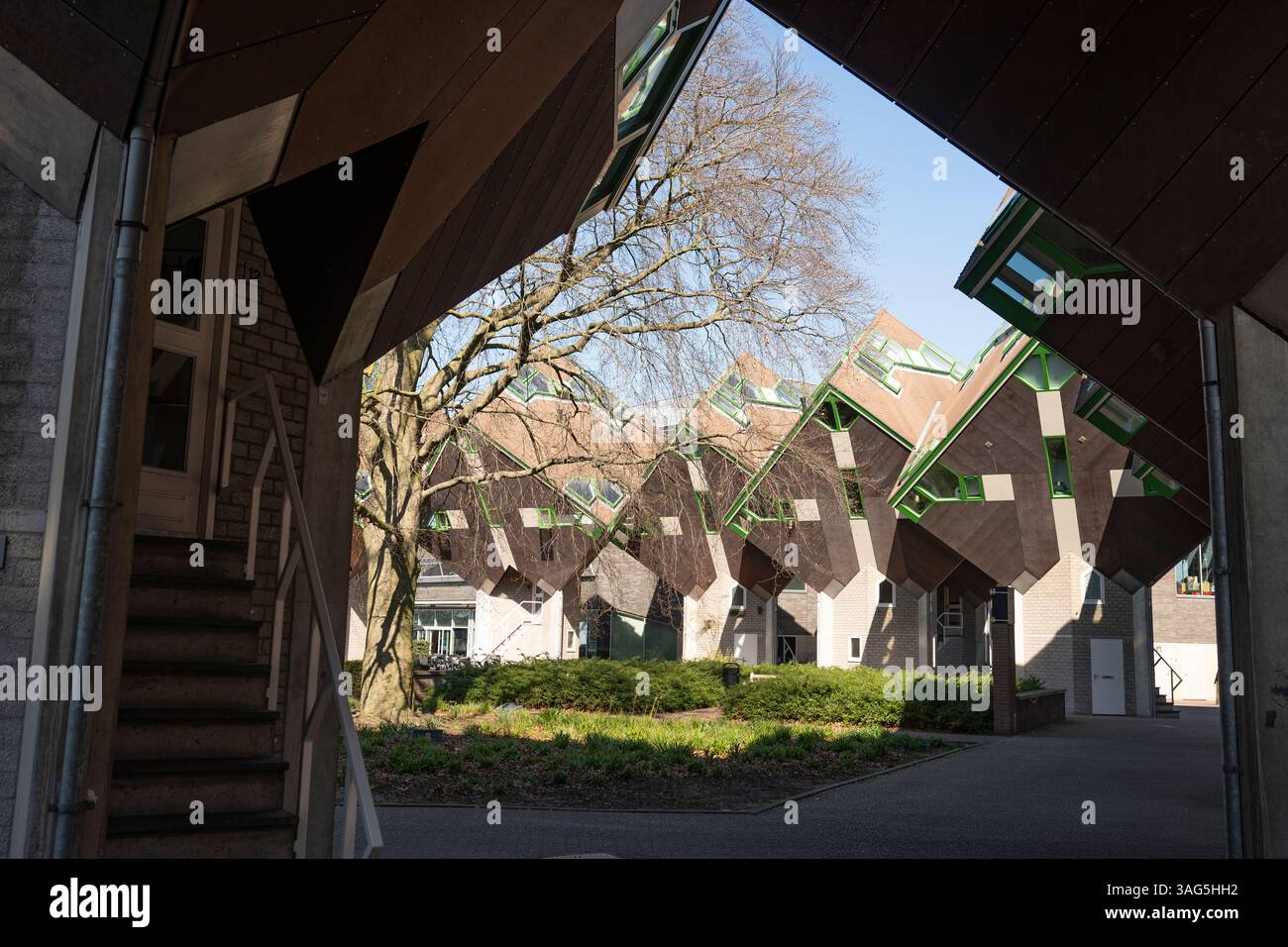 Case sperimentali a forma di palafitte risalenti al 70 a Helmond, Paesi Bassi Foto Stock