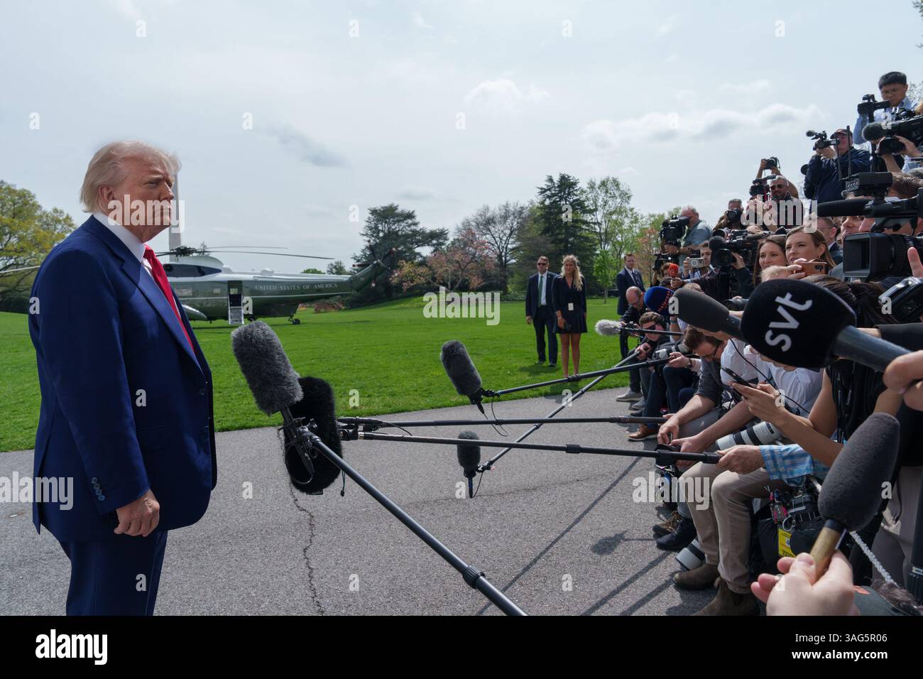 WASHINGTON DC, USA - 2 aprile 2025 - il presidente degli Stati Uniti Donald Trump parla alla stampa prima di salire a bordo di Marine One sul South Lawn della Casa Bianca a poppa Foto Stock