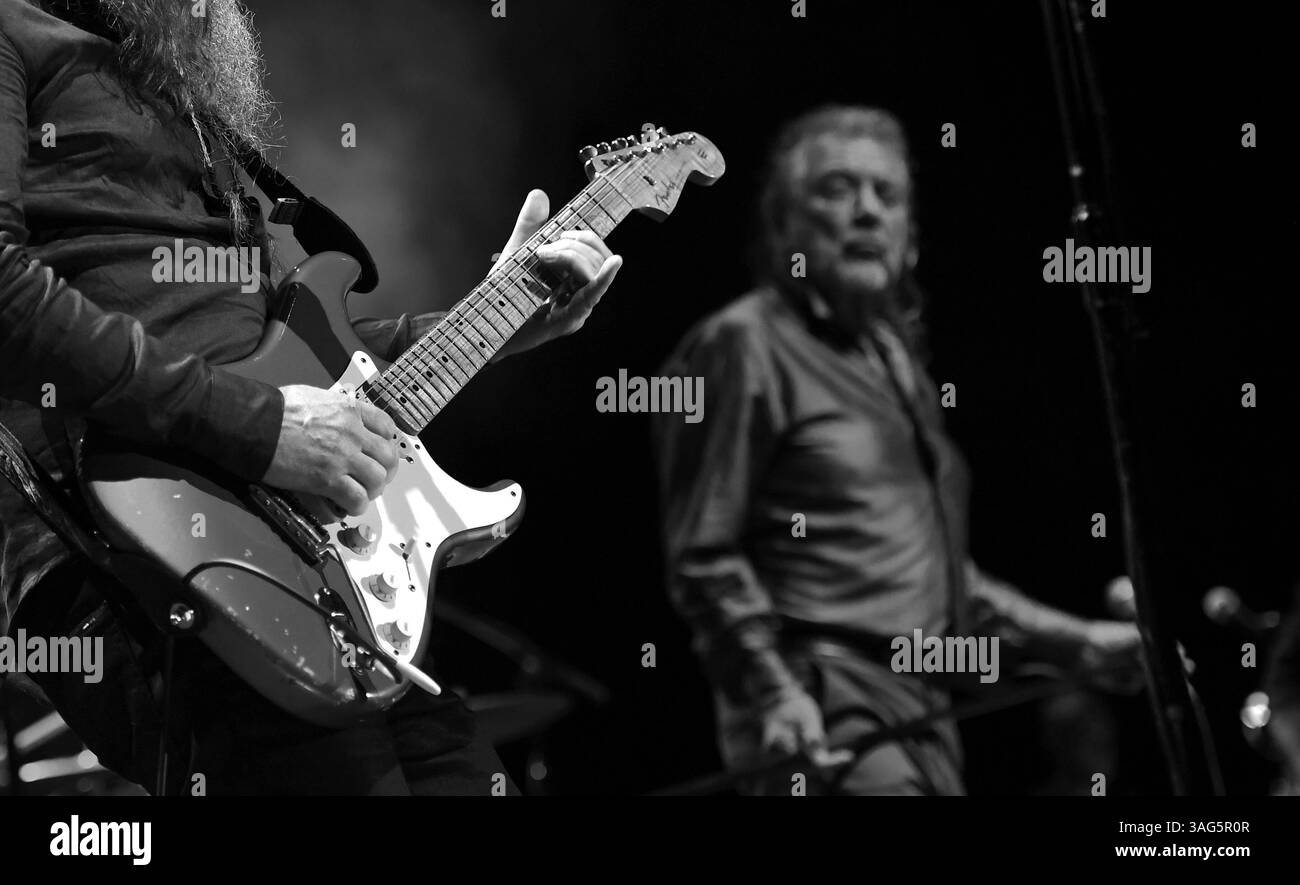 Liam Sean "Skin" Tyson suona la chitarra mentre Robert Plant guarda durante il concerto di Robert Plant e i sensazionali Space Shifters alla Civic Hall di Wolverhampton. Foto di Sam Bagnall Foto Stock