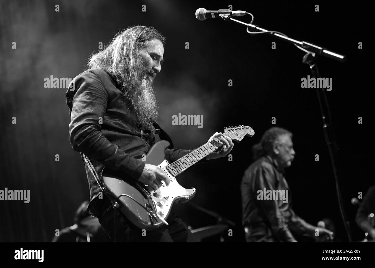 Liam Sean "Skin" Tyson suona la chitarra mentre Robert Plant guarda durante il concerto di Robert Plant e i sensazionali Space Shifters alla Civic Hall di Wolverhampton. Foto di Sam Bagnall Foto Stock