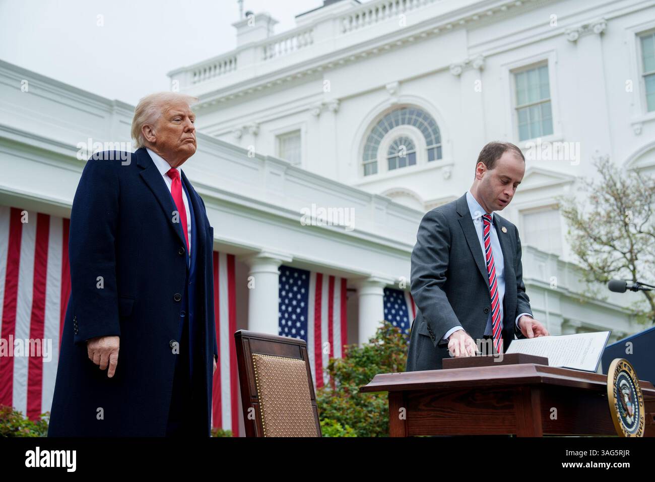 WASHINGTON DC, USA - 2 aprile 2025 - il presidente degli Stati Uniti Donald Trump firma un ordine esecutivo sui piani tariffari dell'amministrazione per un "Make America Wealth" Foto Stock