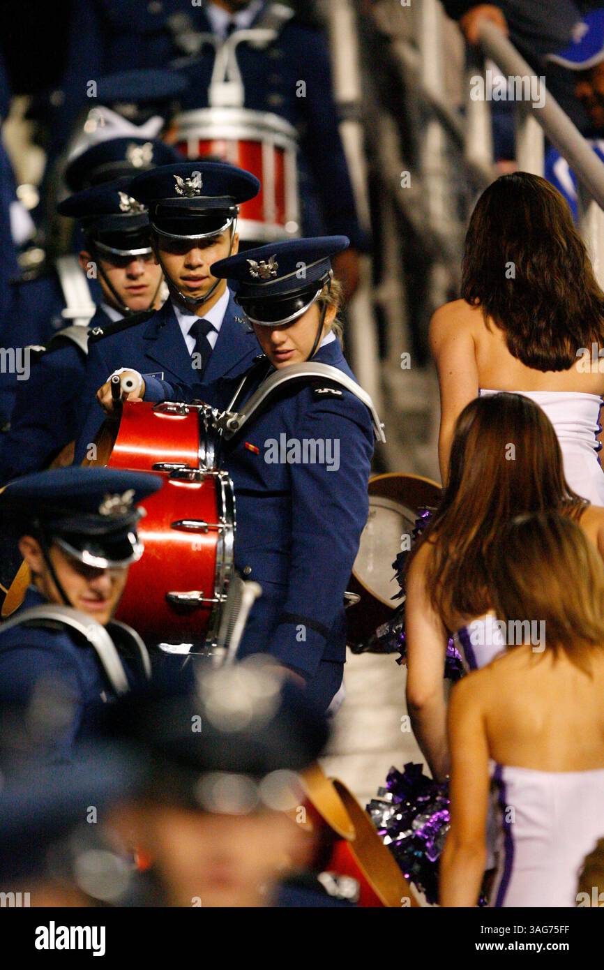 23 ottobre 2010 - Fort Worth, Texas, Stati Uniti d'America - la band dei Falcons dell'Air Force si prepara a esibirsi mentre le cheerleader dei TCU Horned Frogs lasciano il campo durante la partita tra i TCU Horned Frogs e gli Air Force Falcons all'Amon G. Carter Stadium di Fort Worth, Texas. TCU batte Air Force 38-7 (immagine di credito: SGN/ZUMAPRESS.com) Foto Stock
