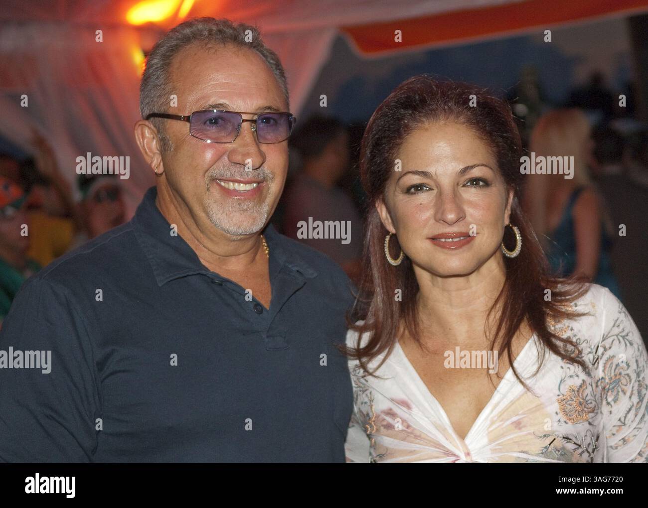 21 settembre 2009 - Miami Gardens, Florida, Stati Uniti - i proprietari delle squadre di minoranza dei Miami Dolphins EMILIO ESTEFAN e GLORIA ESTEFAN alla National Football League Dolphins vs Colts arrivano le celebrità pre-partita sul tappeto Orange 21 settembre 2009 (Credit Image: Mitchell Zachs/ZUMAPRESS.com) Foto Stock 21 settembre 2009 - Miami Gardens, Florida, Stati Uniti - i proprietari delle squadre di minoranza dei Miami Dolphins EMILIO ESTEFAN e GLORIA ESTEFAN alla National Football League Dolphins vs Colts arrivano le celebrità pre-partita sul tappeto Orange 21 settembre 2009 (Credit Image: Mitchell Zachs/ZUMAPRESS.com) Foto Stock
