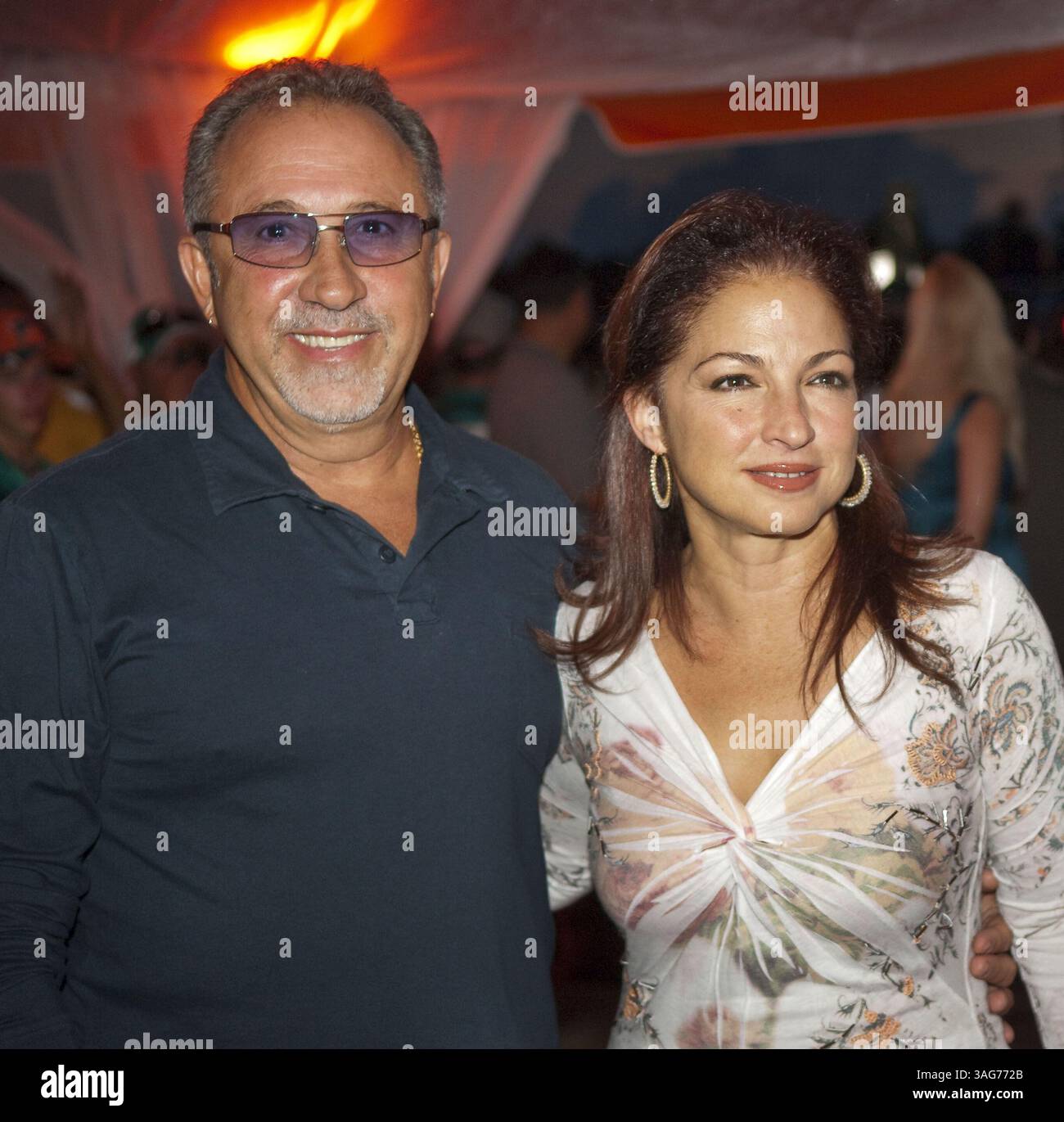 21 settembre 2009 - Miami Gardens, Florida, Stati Uniti - i proprietari delle squadre di minoranza dei Miami Dolphins EMILIO ESTEFAN e GLORIA ESTEFAN alla National Football League Dolphins vs Colts arrivano le celebrità pre-partita sul tappeto Orange 21 settembre 2009 (Credit Image: Mitchell Zachs/ZUMAPRESS.com) Foto Stock 21 settembre 2009 - Miami Gardens, Florida, Stati Uniti - i proprietari delle squadre di minoranza dei Miami Dolphins EMILIO ESTEFAN e GLORIA ESTEFAN alla National Football League Dolphins vs Colts arrivano le celebrità pre-partita sul tappeto Orange 21 settembre 2009 (Credit Image: Mitchell Zachs/ZUMAPRESS.com) Foto Stock