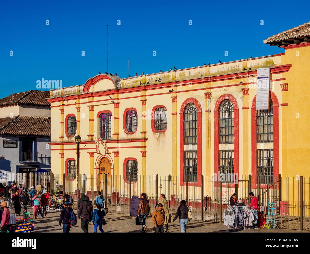 Edificio della diocesi presso la Cattedrale di San Cristobal, San Cristobal de las Casas, Stato del Chiapas, Messico Foto Stock