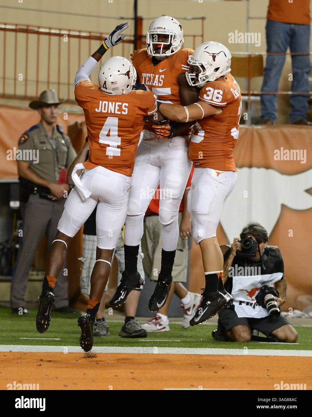 8 settembre 2012.. DT Ashton Dorsey #85 dei Texas Longhorns celebra contro i New Mexico Lobos al Darrell K. Royal-Texas Memorial Stadium. Texas sconfigge i Lobos 45-0.(immagine di credito: © Robert Backman/Cal Sport Media/ZUMAPRESS.com) Foto Stock