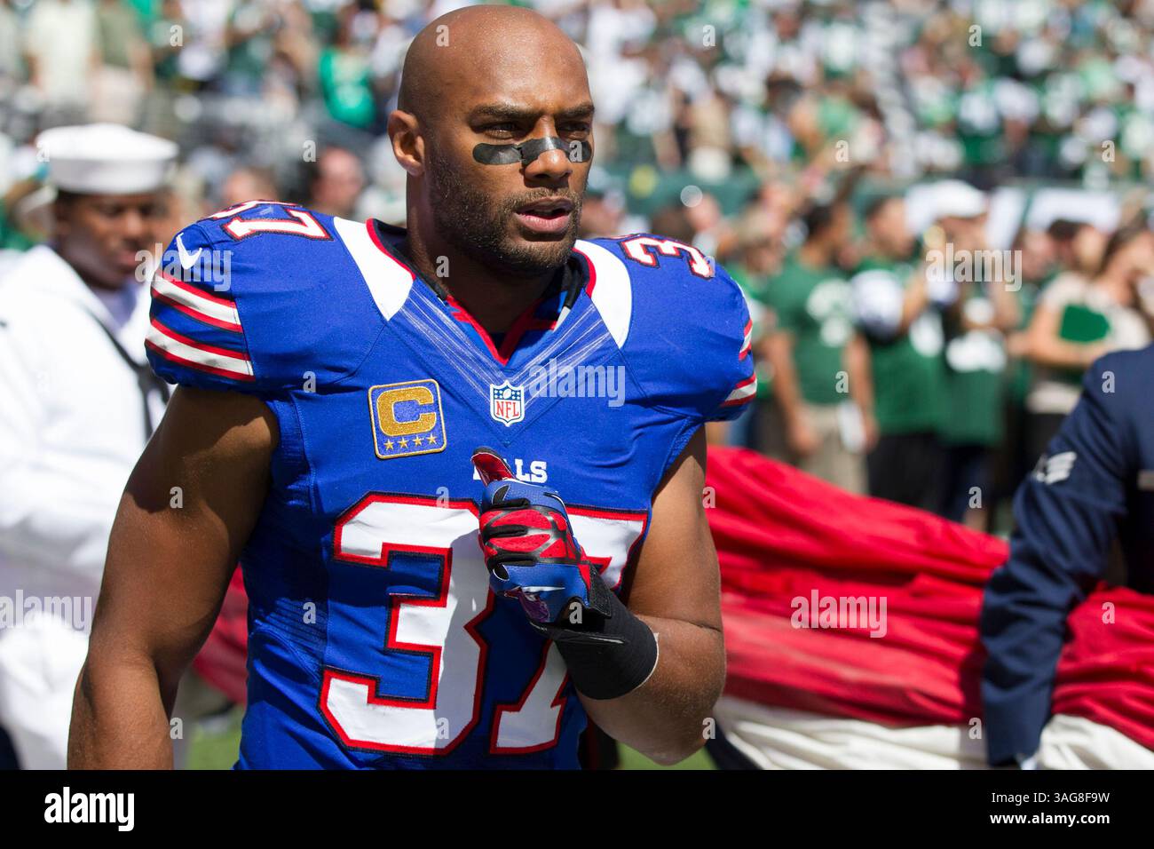 9 settembre 2012: La strong safety dei Buffalo Bills George Wilson (37) torna in panchina prima della partita NFL tra i Buffalo Bills e i New York Jets al MetLife Stadium di East Rutherford, New Jersey. I New York Jets batterono i Buffalo Bills, 48-28.(Credit Image: © Chris Szagola/Cal Sport Media/ZUMAPRESS.com) Foto Stock